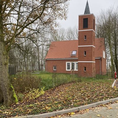 Glockenturm am fertiggestellten Dorfgemeinschaftshaus