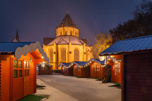 Weihnachtsbuden und Ludgerikirche