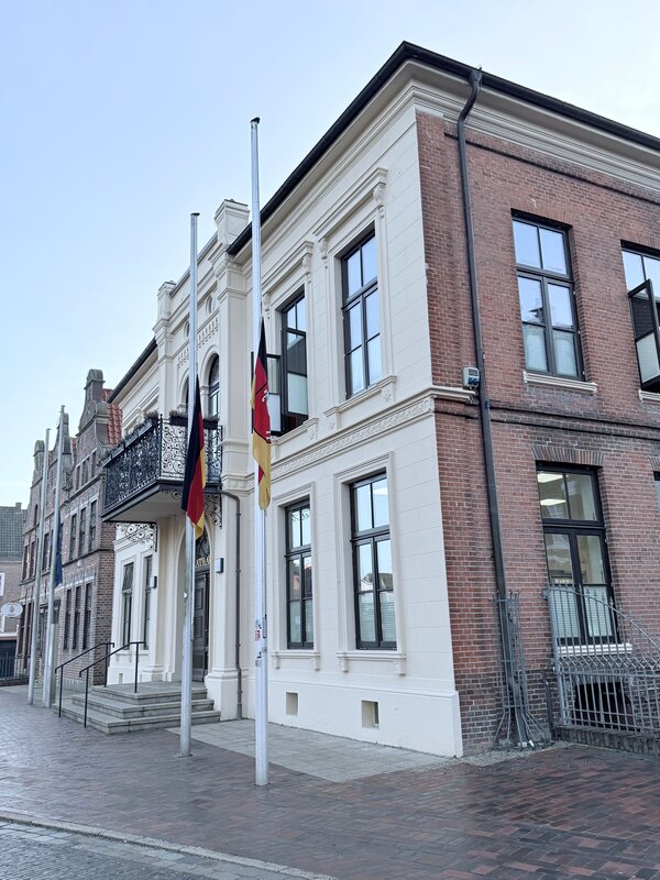 Bild vergr&ouml;&szlig;ern: Beflaggung am Rathaus
