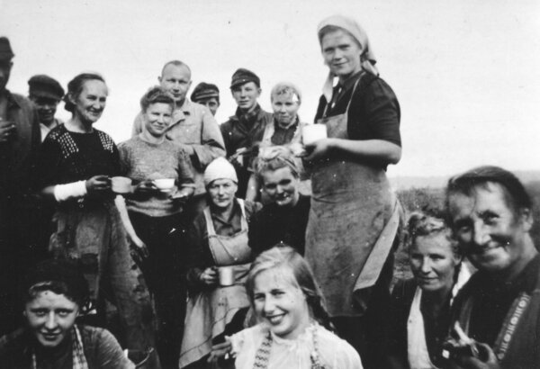 Erntehelferinnen aus dem Fl&uuml;chtlings- und Vertriebenenlager Tidofeld, 1948