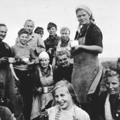 Erntehelferinnen aus dem Fl&uuml;chtlings- und Vertriebenenlager Tidofeld, 1948