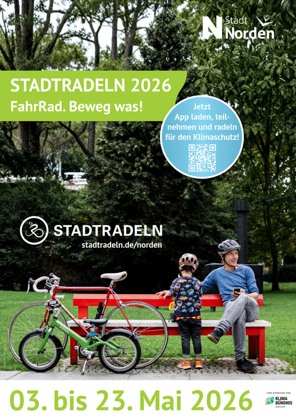 Bild vergr&ouml;&szlig;ern: Ein Bild mit zwei Fahrradfahrern und dem QR-Code zur Anmeldung