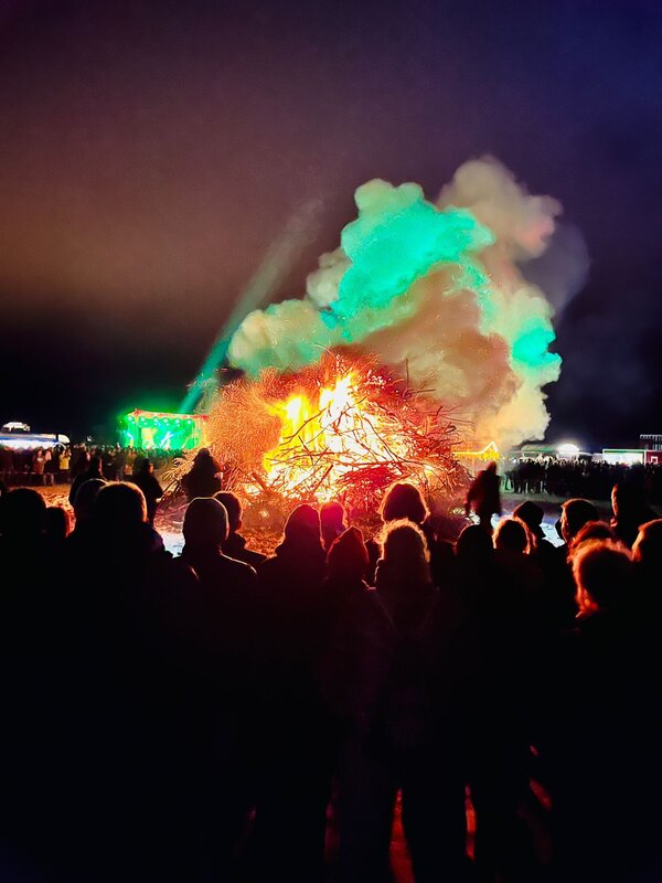 Osterfeuer am Meer