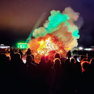 Osterfeuer am Meer