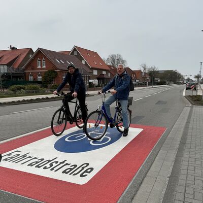 Herr Pohl und Herr Schmitz sind mit ihren Fahrr&auml;dern auf der neuen Fahrradstra&szlig;e in Norddeich unterwegs.