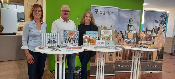 Heike M&uuml;ller-Feldmann, Plattdeutschbeauftragte der Stadt Norden, Bernd Hamann, Direktor der Dr. Becker Klinik Norddeich, und Grietje Kammler, Leiterin des Plattd&uuml;&uuml;tskb&uuml;ros der Ostfriesischen Landschaft