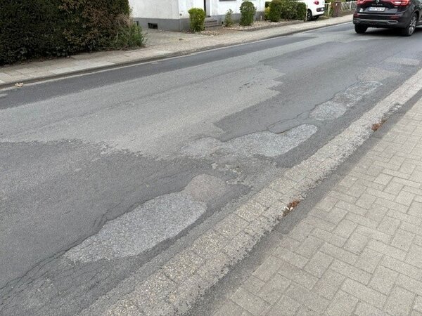 Bild vergr&ouml;&szlig;ern: Gezeigt wird die Stra�e Brummelkamp mit den Schlagl�chern und Wintersch�den