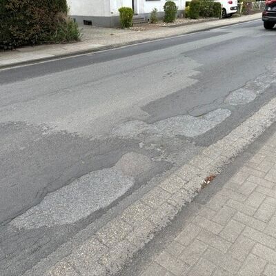 Gezeigt wird die Stra&szlig;e Brummelkamp mit den Schlagl&ouml;chern und Wintersch&auml;den