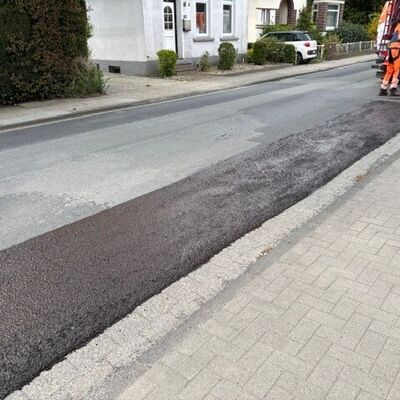 Bild vergr&ouml;&szlig;ern: Gezeigt wird die fertig asphaltierte Deckschicht