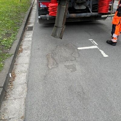 Bild vergr&ouml;&szlig;ern: Gezeigt wird ein Schlagloch vor der Reparatur