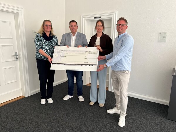 Bild vergr&ouml;&szlig;ern: Scheck�bergabe Spendenlauf GS Norddeich