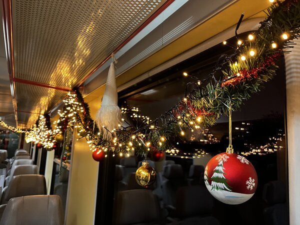 Bild vergr&ouml;&szlig;ern: Weihnachtlich geschm&uuml;ckte Museumseisenbahn
