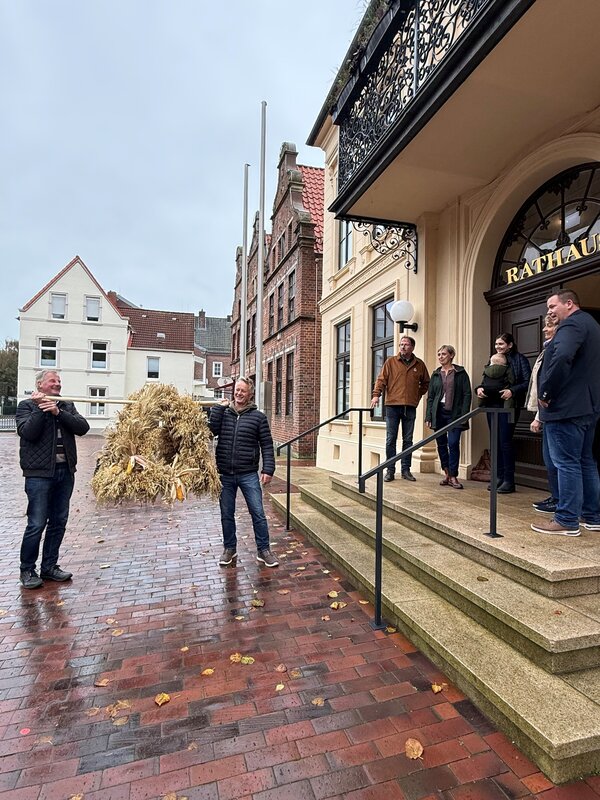 Bild vergr&ouml;&szlig;ern: �bergabe der Erntekrone vor dem Rathaus