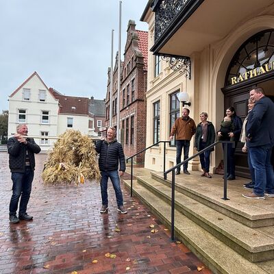&Uuml;bergabe der Erntekrone vor dem Rathaus