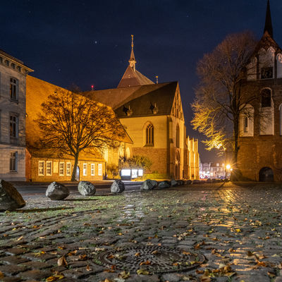 Ludgerikirche mit Glockenturm beleuchtet